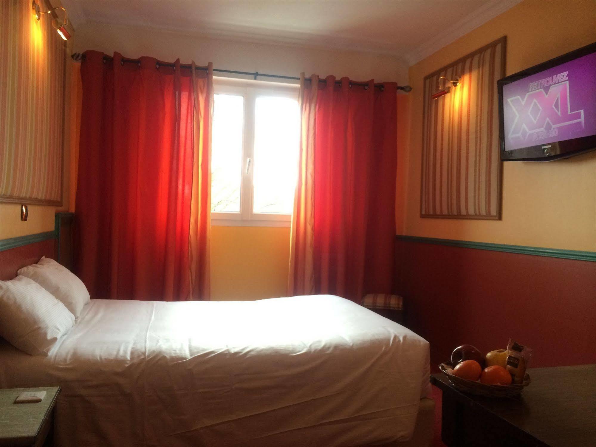 Chenal Hotel Beauvais Esterno foto