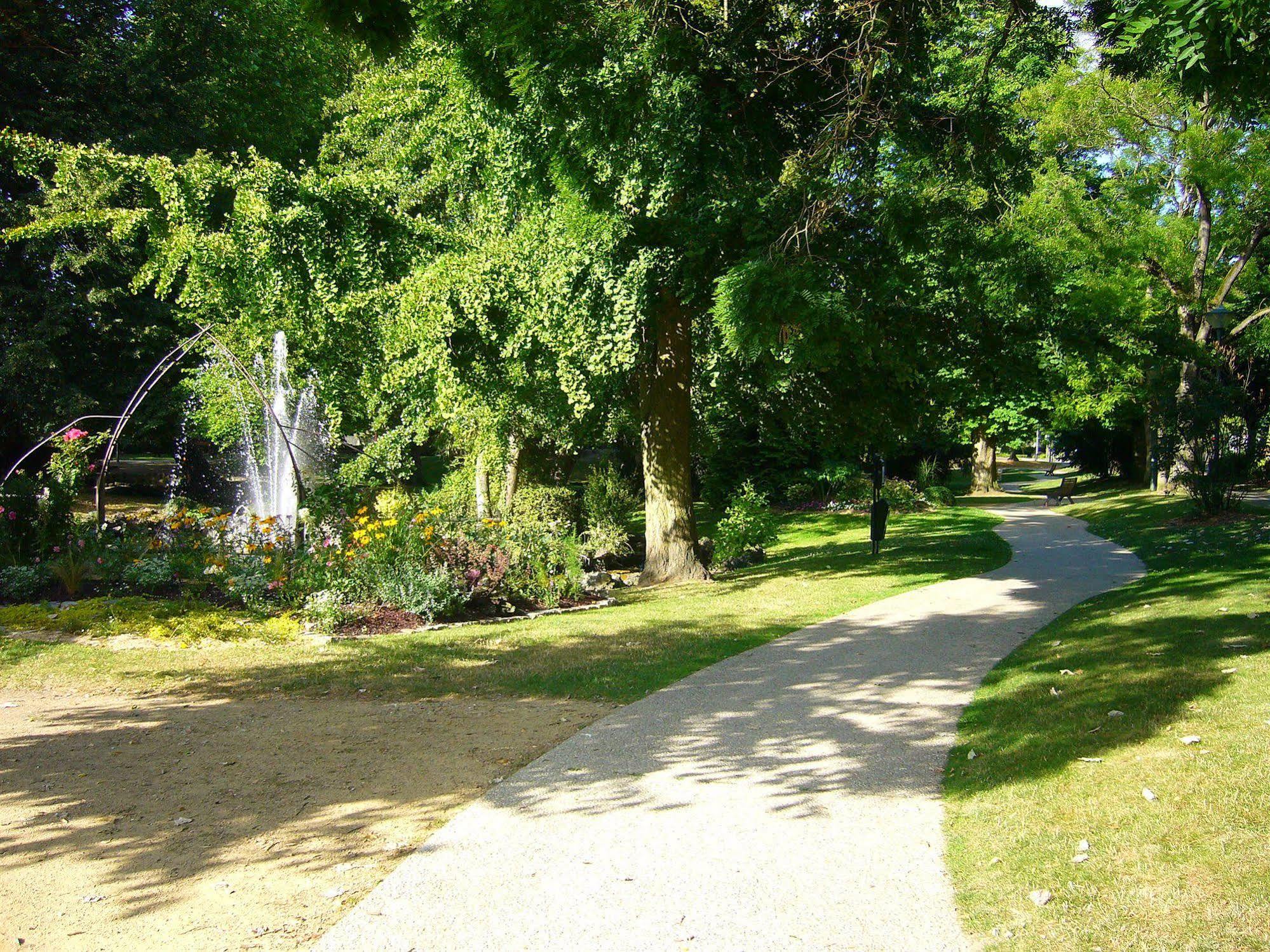 Chenal Hotel Beauvais Esterno foto